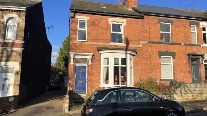 How to buy a property at auction: Expert tips on fees, when to go over ... Properti lelang murah